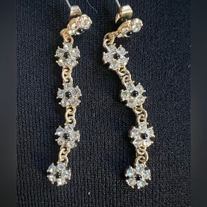 Free Peepple dainty dangle earrings